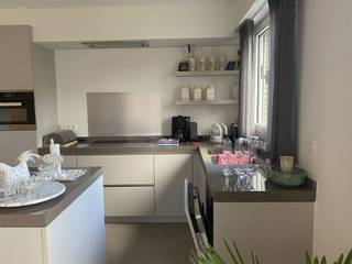 <p><span>Luxury apartment on 1st floor in the center 's-Gravenwezel</span></p><p><span> </span></p><p><span>* Layout : entrance hall with toilet and storage room, living room on parquet floor with sliding door to the terrace, open custom kitchen with Miele appliances, 2 bedrooms on high quality laminate, bathroom with bath / walk-in shower / double washbasin</span></p><p><span>- Central heating on gas, underfloor heating</span></p><p><span>- elevator, videophone</span></p><p><span>- available immediately</span></p><p><span>- garage box must be rented</span></p><p><span>- common costs € 50 / month</span></p>