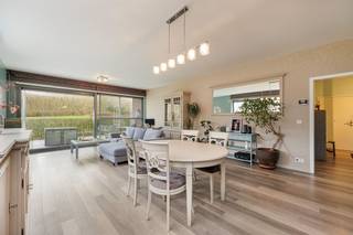 Wonen in alle rust, vlakbij het park van Schoten? Dan zit je hier goed. Dit ruime gelijkvloerse appartement ligt in een rustig privédomein,...