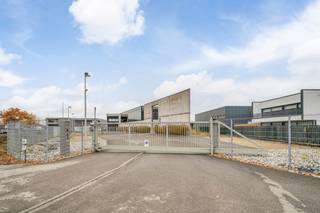 Dit uitzonderlijke, multifunctionele bedrijfsgebouw is gelegen op het industrieterrein Genk-Noord, op een boogscheut van op- en afritten 29 en 30...