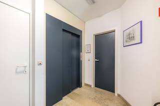 Dit appartement is terug te vinden op de tweede verdieping van Residentie "Ensor" met aparte bergruimte op het gelijkvloers.<br />Bouwjaar 1997. De bewoonbare oppervlakte bedraagt 102 m².<br /><br />De residentie is gelegen in het centrum van Meulebeke op de hoek van Abeeldreef en Kasteeldreef (voorheen Kasteelstraat).<br />Diverse winkels, horeca, apotheek, openbaar vervoer, ... zijn slechts op wandelafstand te bereiken.<br />Via de gemeenschappelijke inkomhal krijgt u toegang tot de lift of trap om tot de verdieping te komen waar het appartement zich bevindt.<br /><br />Indeling: inkomhal met gastentoilet en op maat gemaakte vestiairekast - ruime leefruimte met eet- en zithoek (parket, centrale verwarming gas) - ingerichte keuken met kwalitatieve toestellen en eethoek (koelkast, vaatwas, oven, microgolfoven) - aansluitend berg- en wasruimte - 2 slaapkamers waarvan één met bergruimte (tapijt, centrale verwarming gas) - badkamer (bad, dubbele lavabo, op maat gemaakte kasten) - terras voor- en achteraan.<br /><br />Algemeen:<br />- Garage kan gehuurd of aangekocht worden, gelegen op wandelafstand in Bonte Berenstraat (voorheen Nieuwstraat)<br />- Gunstige EPC-score 167 - label B<br />- Blanco bodemattest<br />- Kleinschalige residentie<br />- Geen asbest aanwezig<br />- Conforme elektriciteitskeuring<br />- Grondplan ter beschikking bij bezichtiging<br />- Inkom voorzien van natuursteen<br />- Centrumligging<br />- 3,6% netto opbrengst<br />- Vg, Wg, Gmo, Gvkr, Gvv<br /><br />Momenteel is het appartement verhuurd.<br />