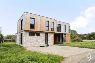 <p>In Erembodegem, op een vlot bereikbare locatie nabij Aalst, bieden wij deze moderne BEN-nieuwbouwwoning aan. De woning wordt aangeboden in afwerkingsfase waarin ze zich momenteel bevindt, als koper heb je nog de keuze voor onder andere keuken, vloeren en badkamer. De inloopdouche is reeds voorzien. Wie liever volledig afgewerkt aankoopt, kan de verdere afwerking in overleg met de bouwheer laten uitvoeren. Wij kunnen u hierbij vooraf een duidelijk overzicht bezorgen van de totale prijs voor een volledig afgewerkte woning.<br /><br />De woning omvat op het gelijkvloers een inkomhal met gastentoilet, een lichtrijke leefruimte, keuken en berging. Op de verdieping zijn er 3 slaapkamers, een nachthal en badkamer.<br /><br />Dankzij de warmtepomp voor verwarming en koeling, zonnepanelen, ventilatiesysteem C+, sterke isolatie en regenwaterput geniet u van hedendaags wooncomfort en een uitstekende energiezuinigheid.<br /><br />De ligging is bijzonder praktisch met winkels, scholen en andere voorzieningen in de nabije omgeving. Ook het station, openbaar vervoer, de belangrijkste verbindingswegen en de E40 zijn vlot bereikbaar.<br /><br />De aankoop gebeurt via een gesplitst stelsel: €307.000 constructiewaarde + 21% btw en €160.000 grondwaarde + 12% registratiebelasting. Totaal inclusief btw en registratie: €550.670 exclusief overige kosten en notariskosten.<br />Interesse? Contacteer Els Deschuyffeleer op het nummer 0472/61.58.67 of mail els@cornelis-goeman.be.</p>