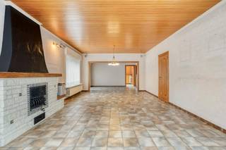 Op zoek naar een solide woning met karakter, ruimte én mogelijkheden om wonen en werken te combineren? Deze eigendom in Onkerzele, een deelgemeente van Geraardsbergen, biedt heel wat troeven voor wie op zoek is naar een ruime gezinswoning met extra werk- of opslagruimte.<br /><br />De woning is stevig gebouwd en goed onderhouden, maar kan hier en daar nog naar eigen smaak worden opgefrist. Dankzij de combinatie van de ruime woonvertrekken, meerdere slaapkamers, een inpandige garage en een magazijn van maar liefst 80 m² zijn de mogelijkheden bijzonder veelzijdig.<br /><br />Geen renovatieplicht! EPC C!<br /><br />INDELING:<br />Gelijkvloers:<br />* inkomhal met gastentoilet<br />* leefruimte<br />* keuken<br />* bureauruimte <br />* slaapkamer 1<br />* slaapkamer 2<br />* vernieuwde badkamer met inloopdouche<br /><br />Eerste verdieping:<br />* ruime nachthal<br />* slaapkamer 3<br />* slaapkamer 4<br />* zolderkamer <br /><br />Kelderverdieping:<br />* inpandige garage <br />* kelder<br /><br />Exterieur:<br />* magazijn van 80 m²<br />* terras en vernieuwde oprit <br />* tuin <br /><br />ALGEMENE INFORMATIE<br />* dak vernieuwd<br />* epc C<br />* centrale verwarming op aardgas <br />* nieuwe gasketel 2022<br />* dubbel glas, PVC ramen<br />* rolluiken aanwezig<br />* stadswater<br />* regenwaterput <br />* waterontharder aanwezig<br /><br /><br />Bestuursmaatregelen in het maatregelenregister: nee