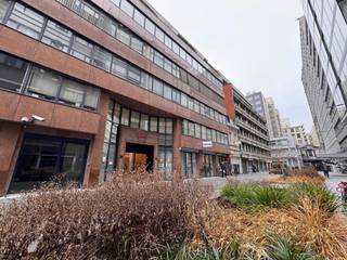<p>Deze kantoorruimte van circa 100 m² is gelegen op de tweede verdieping te Schupstraat 18, in het hart van de Diamantwijk van <span><span>Antwerpen</span></span>. De ruimte is hedendaags ingericht, verkeert in goede staat van onderhoud en biedt een professionele en representatieve werkomgeving.</p>
<p>De functionele indeling omvat drie afzonderlijke kantoorruimtes, een praktische kitchenette en sanitair, waardoor het kantoor uitermate geschikt is voor zakelijke dienstverlening, administratie, consultancy en ondernemingen actief binnen de diamant- en juwelenindustrie.<br /><br />Het pand is strategisch gelegen op ca. 9 minuten wandelafstand van het <span><span>Antwerpen-Centraal Station</span></span>, wat zorgt voor een optimale bereikbaarheid via trein, tram en bus. Ook met de auto is de locatie vlot toegankelijk dankzij de nabijheid van belangrijke invalswegen zoals de Leien en de Singel.<br /><br /><span>Gelieve ons te contacteren voor verdere informatie of om een bezoek ter plaatse in te plannen.</span></p>
