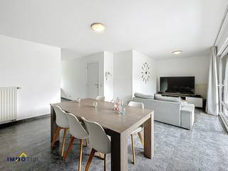Dit lichtrijk duplexappartement bevindt zich op de 2de en 3de verdieping van een recent, kleinschalig gebouw (2005) met slechts twee entiteiten...