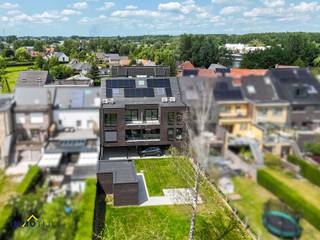 <p><strong>LAATSTE APPARTEMENT TE KOOP!</strong></p>
<p>Binnen dit <strong>kleinschalig nieuwbouwproject bestaande uit 4 appartementen waarvan 2 duplexappartementen, is momenteel nog slechts één appartement te koop.</strong><br /><br />Dit laatste duplexappartement wordt voorzien van een inkomhal met gastentoilet, een<strong> mooie woonkamer met open keuken, ingerichte badkamer, 2 slaapkamers,</strong> opbergruimte/wasplaats en een<strong> zonnig terras. </strong><br /><br />Bij dit appartement hoort tevens een<span> </span><strong>parkeerplaats. </strong>Bovendien is er achteraan een <strong>gemeenschappelijke tuin met terras,</strong> samen met collectieve voorzieningen zoals een fietsenstalling, vuilnisruimte en opslagruimte.<br /><br />De combinatie van kwaliteit en innovatie zorgt er voor dat uw investering ook rendabel is in de toekomst. Door te werken met hernieuwbare energie<span> </span><strong>(warmtepomp)</strong><span> </span>wordt een<span> </span><strong>E-peil bekomen die voldoet aan de strengste EPB eisen en wordt ook het BEN-label E30 behaald.<span> </span></strong>Bij een stedenbouwkundige vergunning aangevraagd voor 31/12/2021 geeft de E30 score<span> </span><strong>recht op een korting van de onroerende voorheffing van 50% voor 5 jaar.</strong></p>
<p>Optioneel kunnen nog zonnepanelen worden bijgeplaatst waardoor zelfs een BEN E20 label wordt bekomen, waardoor er de eerste 5 jaar zelfs geen onroerende voorheffing moet betaald worden.</p>
<p><strong>Het appartement zal volledig naar uw smaak en keuze kunnen worden ingericht.</strong><span> </span>Na ondertekening van de koopovereenkomst volgt een eerste overleg waarbij de werkmethode toegelicht wordt. Naargelang de stand van de werken zal u nog bepaalde persoonlijke keuzes kunnen maken. Voor meer info, contacteer Tijl via tijl@immotijl.be of 0477 44 86 11.</p>