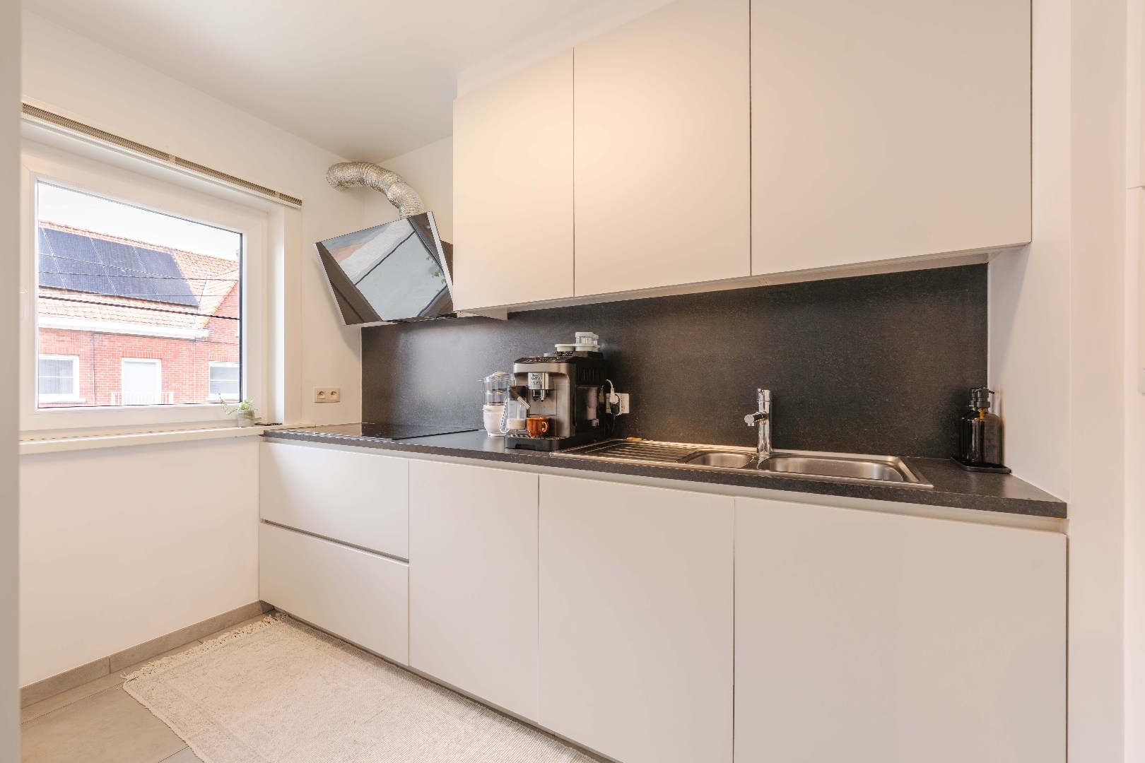 INSTAPKLAAR APPARTEMENT (84 m² | RENOVATIE 2020) MET 2 SLPKS EN GARAGE - foto 4