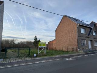 Immo Pické biedt U dit perceel bouwgrond aan voor een halfopen bebouwing gelegen in de nabijheid van openbaar vervoer, het centrum van Lennik en...