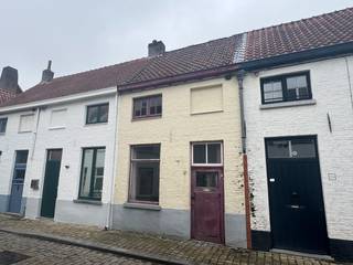 Op een toplocatie in het centrum van Brugge bieden wij deze compacte rijwoning aan, volledig te renoveren en ideaal als stadswoning of investering.<br />De woning omvat een leefruimte met aansluitend keuken en badkamer, een aangenaam terras en één slaapkamer op de verdieping.<br />⚠️ Uitbreiding naar meerdere slaapkamers is niet mogelijk.<br />Dankzij de uitzonderlijk centrale ligging bevinden winkels, horeca en openbaar vervoer zich op wandelafstand.<br />Vraagprijs: €169.000<br />Discreet te koop – alle verdere informatie verkrijgbaar via het kantoor. Bezoek na afspraak : 050/20.00.00 - info@myhomevastgoed.be<br />