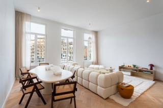 <p>PLAN UW BEZOEK VIA VOLGENDE LINK: https://listed.mijnhuurprofiel.be/whise/7550240</p>
<p>Ben je op zoek naar een stijlvol appartement op één van de meest gegeerde locaties van Antwerpen? Dit volledig gerenoveerde juweeltje (2025) ligt in een zijstraat van de Amerikalei en combineert charme, comfort en energiezuinig wonen in een kleinschalig gebouw.</p>
<p>Hier woon je op wandelafstand van het bruisende Zuid, waar jong en oud vandaag ten volle genieten van restaurants, bars, het KMSKA en het nieuwe Zuidpark.</p>
<p>Bij het binnenkomen van het appartement betreed je een ruime en lichtrijke leefruimte, dankzij de grote ramen die overvloedig daglicht binnenlaten. De elegante visgraatparket zorgt voor een warm en karaktervol geheel. Aansluitend bevindt zich de open keuken met kookeiland, uitgerust met kwalitatieve inbouwtoestellen.</p>
<p>Verder beschikt het appartement over een ruime slaapkamer met toegang tot een gezellig terrasje met zicht op het groen. Daarnaast is er een tweede kamer aanwezig die flexibel kan worden ingevuld naar uw wensen. De moderne badkamer is uitgerust met een ruime lavabo en een inloopdouche. Tot slot is er een praktische berging met aansluitingen voor was- en droogtoestellen.</p>
<p>Huurprijs: €1950/maand<br />Beschikbaarheid: onmiddellijk</p>
<p>Interesse in dit appartement?<br />Contacteer Listed voor een bezoek: +32 3 283 51 51.</p>