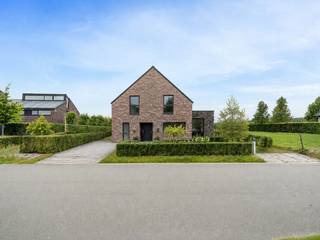 Op zoek naar een rustig gelegen bouwgrond voor het realiseren van uw nieuwbouwwoning? Ontdek dit mooi perceel bouwgrond van 1.007 m², gelegen in de Rapenbrugstraat Noord 8 te Maldegem.<br /><br />Deze bouwgrond geniet van een landelijke ligging met een open en weids uitzicht over de achterliggende velden, terwijl de voorzieningen en het centrum van Maldegem vlot bereikbaar zijn. Het perceel is bestemd voor het oprichten van een vrijstaande eengezinswoning met een maximale bouwhoogte van twee bouwlagen, waardoor u alle ruimte krijgt om een kwalitatieve gezinswoning te realiseren.<br /><br />Een belangrijke troef is de afwezigheid van een bouwverplichting, waardoor u volledig vrij bent om uw bouwproject te plannen volgens uw eigen timing. Dit maakt het perceel niet alleen interessant voor wie onmiddellijk wenst te bouwen, maar eveneens als investering voor de toekomst.<br /><br />Bent u op zoek naar een ruim perceel op een rustige locatie met tal van mogelijkheden? Neem dan gerust contact op met Louis Van Zele van Immo Francois Meetjesland voor meer informatie, de stedenbouwkundige voorschriften of een bezoek ter plaatse.<br /><br />