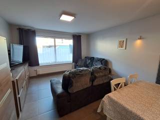 Leuk instapklaar, recent geschilderd appartement met goede verbinding naar Brugge - Maldegem en centraal gelegen met winkels in de buurt.Ze omvat:...