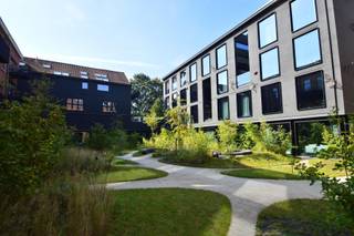 Prachtig gemeubeld appartement met veel lichtinval.Indeling: Hal met gastentoilet. Lichte leefruimte met hoge plafonds en originele houten balken...