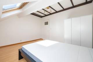 <p>HUIZIGE WOONGEMEENSCHAP – stel je een huis voor dat is ontworpen om comfort, gezelligheid en onafhankelijkheid te combineren. Of je nu student bent, net bent begonnen met werken of gewoon op zoek bent naar een aangename leefomgeving, dit huis biedt je een ideale balans tussen privéruimtes en momenten om samen te zijn. Je vindt er <b>5 privékamers,</b> <b>2 zelfstandige studio’s </b>en<b>een atelier</b>, waardoor iedereen zijn privacy kan behouden en tegelijkertijd kan genieten van een gezellige sfeer. Het hart van het huis draait om ruime gemeenschappelijke ruimtes: een grote woon-/eetkamer van 32 m², een volledig uitgeruste keuken (oven, kookplaat, afzuigkap, koelkast, magnetron en vaatwasser), een prachtig terras van ± 35 m² op het zuiden en twee gemeenschappelijke badkamers voor de bewoners van de vijf slaapkamers.</p>
<p></p>
<p>Extra troef: op de begane grond bevindt zich een werkplaats van ±130 m², die eveneens te huur wordt aangeboden. Een multifunctionele ruimte die talrijke mogelijkheden biedt voor een professionele activiteit of opslag. Een zeldzame kans die gedeeld wonen en professionele ruimte onder één dak combineert. EPC: G</p>
<p></p>
<p>Op de begane grond:</p>
<p>- <b>Ruime werkplaats/opslagruimte van ±130 m²</b> met bijgebouw, doucheruimte en toilet - Huurprijs: 1.200 € + 150 € forfaitaire kosten</p>
<p></p>
<p>Op de 1e verdieping:</p>
<p>- <b>Slaapkamer 1</b> van ±12 m² (uitkomend op de woonkamer) - Huurprijs: 500 € + 100 € forfaitaire kosten</p>
<p></p>
<p>- <b>Slaapkamer 2</b> van ±16 m² (uitkomend op de woonkamer) - Huurprijs: 500 € + 100 € forfaitaire kosten</p>
<p>- <b>Studio 1</b> van ± 41 m² (woonkamer, volledig uitgeruste keuken, douche) - Huurprijs: 750 € + 100 € forfaitaire kosten</p>
<p></p>
<p>Op de 2e verdieping:</p>
<p>- <b>Studio 1</b> van ±32 m² (woonkamer, volledig uitgeruste keuken, douche). Huurprijs: 750 € + 100 € forfaitaire kosten</p>
<p>- <b>Slaapkamer 3</b> van ±18 m² - Huurprijs: 600 € + 100 € forfaitaire kosten</p>
<p>- <b>Slaapkamer 4</b> van ±18 m² - Huurprijs: 600 € + 100 € forfaitaire kosten</p>
<p></p>
<p>Op de 3e verdieping:</p>
<p>- <b>Slaapkamer 5</b> van ± 40 m² (zolderkamer) - Huurprijs: 600 € + 100 € forfaitaire kosten</p>