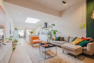 <p><strong>LIGGING<br /></strong>Deze woning bevindt zich in het populaire <strong>Sint-Amandsberg </strong>en combineert een uitstekende bereikbaarheid met alle voorzieningen binnen handbereik. Dankzij de <strong>centrale ligging </strong>bereikt u het bruisende centrum van Gent in slechts enkele minuten met de fiets of het openbaar vervoer. Ook station Gent-Dampoort bevindt zich vlakbij. In de onmiddellijke omgeving vindt u tal van winkels, supermarkten, scholen, sportfaciliteiten en gezellige horecazaken. Bovendien zorgen de nabijheid van de R4 en E17 voor een snelle aansluiting naar alle belangrijke invalswegen.</p>
<p><strong>INDELING</strong><br />De woning onderging in 2020 een <strong>totaalrenovatie</strong> met oog voor kwaliteit en afwerking. Bij het binnenkomen treft u een praktische inkomhal voorzien van ingemaakte vestiairekasten, een gastentoilet en een berging / fietstenstalling voorzien van aansluitingen voor wasmachine. De<strong> lichtrijke leefruimte</strong> straalt gezelligheid uit dankzij de stijlvolle materialen en de warme parketvloeren. Aansluitend bevindt zich de open, volledig uitgeruste keuken voorzien van alle toestellen. Op het gelijkvloers vindt u verder een aangenaam <strong>terras</strong> waar het heerlijk vertoeven is, evenals een <strong>eerste badkamer</strong> met inloopdouche en dubbele lavabo. De eerste verdieping beschikt over <strong>twee volwaardige slaapkamers</strong> en een t<strong>weede badkamer</strong> met douche, lavabo en toilet. De volledig afgewerkte zolderverdieping werd ingericht als een ruime <strong>master bedroom.</strong> Tot slot is er nog een droge <strong>kelder</strong> aanwezig, ideaal als extra bergruimte.<br /><br />Pand vrij uiterlijk oktober 2026.</p>
<p><span><strong>Voor meer info of een bezoek:</strong><br /><em>Stéphanie Eeckhout – 0472 13 28 79</em></span></p>