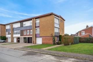 <p>In het hart van het geliefde Sint-Michiels, vlakbij Brugge, bevindt zich deze bel-étage woning met verrassend veel ruimte, licht en potentieel. Dankzij haar rustige ligging en praktische indeling vormt deze woning een interessante opportuniteit voor wie een gezinswoning zoekt die men naar eigen smaak kan vernieuwen.<br />Via de inkomhal bereikt u de ruime inpandige garage. Op deze verdieping bevinden zich eveneens een praktische wasruimte en twee handige bergingen. Vanuit deze verdieping heeft u toegang tot het terras en de zonnige tuin, een aangename plek om te genieten van rust en buitenleven.<br />De eerste verdieping bestaat uit een lichtrijke leefruimte met gashaard, waar grote ramen zorgen voor een mooie natuurlijke lichtinval. Aansluitend bevindt zich de keuken, die samen met de leefruimte een mooie basis vormt om verder te moderniseren en af te stemmen op hedendaags wooncomfort.<br />Op de tweede verdieping bevinden zich drie volwaardige slaapkamers en een recente badkamer, wat deze woning bijzonder geschikt maakt voor gezinnen.<br />De ligging is zonder twijfel een grote troef: rustig en kindvriendelijk, op wandelafstand van scholen, winkels en openbaar vervoer, met een vlotte verbinding naar het centrum van Brugge en de belangrijkste invalswegen.<br />Interesse?</p>