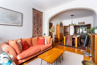 Deze ruime, volledig onderkelderde woning biedt comfort en kwaliteit op elk niveau. De leefruimte en eetkamer zijn voorzien van stijlvol...