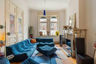 Ben je op zoek naar een werkelijk uniek en exclusief herenhuis te koop ? Ontdek deze ongeziene architecturale parel.. Deze karaktervolle en historische woning is met trots opgenomen in de inventaris van het architecturaal patrimonium en ademt grandeur. Het pand diende oorspronkelijk als de persoonlijke showroom voor de architect zelf. Dit vertaalt zich vandaag de dag nog steeds in een uiterst luxueuze afwerking met hoogstaande materialen. Bij het binnenkomen word je meteen overweldigd door de gracieuze marmeren schouwen en de unieke, verfijnde standbeelden van engeltjes die de statige inkomhal sieren.<br /><br />Het huis is volledig onderkelderd en biedt op het gelijkvloers de klassieke en geliefde Brusselse drie-kamerindeling. Je geniet hier van een uitzonderlijk ruime en sfeervolle woonkamer, die naadloos overvloeit in een polyvalente leefruimte en een gezellige eetkamer met aansluitende keuken. Een absolute blikvanger is de indrukwekkende glazen wand achteraan. Deze zorgt niet alleen voor een overvloed aan natuurlijk licht, maar nodigt ook uit naar het ruime terras en de zonovergoten tuin. Deze riante, L-vormige stadstuin is qua grootte een absoluut unicum voor deze locatie. Tot ieders verbazing herbergt deze oase van rust een ware zeldzaamheid in de stad: wellicht het enige en exclusieve privézwembad van heel Molenbeek.<br /><br />Via de authentieke trappenhal, doorheen de hele woning voorzien van warm en massief parket, bereik je het tussenverdiep waar zich een handig apart toilet bevindt. De eerste verdieping is ingericht met een prachtig gerenoveerde badkamer die aan alle hedendaagse normen voldoet. Verder vind je hier drie slaapkamers, waarvan de kamer aan de tuinzijde volop rust biedt en de twee straatgerichte kamers verrassen met een speelse en ruimtelijke mezzanine. Op de tweede verdieping ontdek je een tweede royale badkamer met luxueus jacuzzibad, een klassieke slaapkamer en een indrukwekkende duplex slaapkamer met uitzicht op het groendak en de tuin.<br /><br />Dit prestigieuze vastgoed bevindt zich in een uiterst rustige buurt met een mooie mix van bewoners en authentieke herenhuizen. Je woont op een boogscheut van scholen, handelaars en de hippe Gare Maritime op vijf minuten wandelen. Parkeren is geen probleem dankzij de mogelijkheid om parkeerplaatsen te huren in het gebouw recht tegenover het huis.<br /><br />Vaïk Géczy<br />vaik.geczy@dewaele.com<br />+32 456 72 15 89