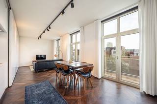 Op een toplocatie in hartje Antwerpen vinden we dit lichtrijke, gemeubelde appartement met een ruim terras.<br /><br /><strong>Locatie:</strong><br />Dit energiezuinig en volledig instapklaar appartement (55 m²) met ruim terras (8,5m²) en trendy meubels is gelegen in een recent gebouw op de 3e verdieping. Qua locatie bevinden we ons in de Cadixwijk omringd door heel wat nieuwe woonprojecten, water, groen en gezellige eetgelegenheden. Een heerlijke en rustige locatie om te wonen. <br /><br /><strong>Indeling:</strong><br />Bij het betreden van het appartement komt u meteen terecht in de aangename en lichtrijke leefruimte.  Vanuit de leefruimte heeft u rechtstreeks toegang tot het ruime terras. De open, volledig geïnstalleerde keuken sluit naadloos aan op de woonkamer, wat zorgt voor een ruimtelijk en open gevoel.<br />Het appartement beschikt over een praktische slaaphoek die door middel van een verschuifbare wand volledig kan worden afgesloten van de leefruimte.<br />Verder is er een moderne badkamer uitgerust met een ruime inloopdouche, een wastafelmeubel en ingebouwde kasten. Het toilet bevindt zich apart met een handenwasser.<br />Daarnaast beschikt het appartement over een praktische berging, voorzien van een wasmachine en droogkast.<br /><br />Tot slot treffen we op level -1 nog een aparte bergkamer (6 m²), een ruime autostaanplaats en 2 fietsenplaatsen, verplicht mee te huren voor € 125/maand.<br />Gemeenschappelijke kosten  € 170/maand en provisie € 50/maand.<br /><br />Neem contact op voor een bezichtiging via 0483 51 30 01 of mail naar ruzanna@wellimmo.net.