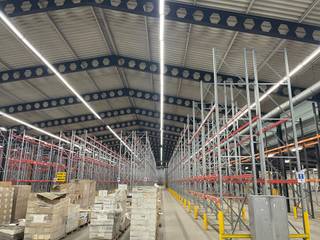 <p><strong>Site emblématique au cœur de Charleroi</strong>, cet ancien site industriel ayant accueilli autrefois Courtehoux et Delfood bénéficie aujourd’hui d’un nouveau souffle. Idéalement situé, il offre de nombreux atouts pour toute activité professionnelle :</p>
<ul>
<li>
<p><strong>110 places de parking</strong></p>
</li>
<li>
<p><strong>Espaces de bureaux fonctionnels</strong></p>
</li>
<li>
<p><strong>3.000 m² de panneaux solaires</strong> pour une énergie verte et maîtrisée</p>
</li>
<li>
<p><strong>Smart cabine</strong> pour une gestion intelligente de l’énergie</p>
</li>
<li>
<p><strong>Éclairage LED</strong> pour un confort optimal et des économies d’énergie</p>
</li>
</ul>
<p>Un lieu stratégique combinant accessibilité, efficacité énergétique et potentiel de développement.</p>