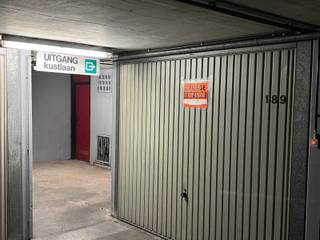 Zeer goed gelegen gesloten garage te koop 2,81 m x 5.14 m x hoogte 2.35m gelegen aan inkom kustlaantel. 0032/(0)475 27 83 03zeer gemakkelijk in te...
