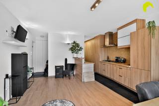 Opbrengsteigendom met 2 appartementen te Mortsel in een residentiële woonwijk!Indeling gelijkvloers appartement met tuin:We betreden het appartement...