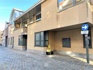 <p><span>GENT centrum - Tinnenpotstraat 44:Op zoek naar een </span><span>rustig gelegen, ruim duplex appartement te huur in centrum Gent</span><span>? Dan is dit pand zeker iets voor u.</span></p><p><span> </span></p><p><span>Belangrijkste troeven van dit pand: </span></p><ul><li><span>Gelegen in de historische stadskern, aan de Lievekaai en nabij Prinsenhof</span></li><li><span>Terras aan beide kanten van het appartement</span></li><li><span>Riante woonoppervlakte </span></li><li><span>Geen gemeenschappelijke kosten</span></li></ul><p><span> </span></p><p><span>Indeling</span><span>: </span></p><p><span>Het appartement bevindt zich op de eerste en tweede verdieping van het gebouw, zonder lift. </span></p><p><span>Omvat: inkomhal met apart toilet, berging (aansluiting wasmachine) lichtrijke leefruimte met aanpalend zonnig terras, aparte volledig geïnstalleerde keuken (kookplaat, oven, koelkast met vriesvak, vaatwasmachine) en terras. </span></p><p><span>Op het verdiep bevindt zich de badkamer (dubbele lavabo, bad-douche combinatie en 4 slaapkamers.</span></p><p><span> </span></p><p><span>Belangrijk:</span></p><p><span>Beschikbaar vanaf: </span><span>1/01/2026. Domicilie verplicht.</span></p><p><span>Huurprijs: € </span><span>1300</span><span>, geen gemeenschappelijke kosten. </span></p><p><span>Optie tot huren autostaanplaats: € 110/maand.</span></p><p><span>EPC: </span><span>173 kWh</span></p><p><span> </span></p><p><span>Voor een bezoek ter plaatse, vul zeker uw huurdersprofiel in via onze website</span></p><p><span> </span></p>