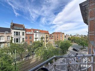 <p><strong>SCHAARBEEK: In de nabijheid van het Josaphatpark en het openbaar vervoer, mooi appartement met één slaapkamer van ±58 m², gelegen op de 2e verdieping van een gebouw zonder lift. Het appartement is als volgt ingedeeld: woonkamer van ±15 m², balkon op het noorden, volledig uitgeruste keuken (gaskookplaten, dampkap, koelkast, diepvriezer en microgolfoven), slaapkamer van ±16 m², badkamer met toilet en aansluiting voor een wasmachine. Lasten: provisie van 40€/maand, inclusief de gemeenschappelijke delen. EPC E. Beschikbaar vanaf: 01/10/2026.</strong></p>
<p></p>
<p><u> Op de 2e verdieping, zonder lift:</u></p>
<ul>
<li>Woonkamer: ±15 m²</li>
<li>Balkon, noordgericht</li>
<li>Volledig uitgeruste keuken (gaskookplaten, dampkap, koelkast, diepvriezer en microgolfoven)</li>
<li>Slaapkamer: ±16 m²</li>
<li>Badkamer met toilet en aansluiting voor een wasmachine</li>
</ul>