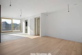 <p><span>Uniek nieuwbouw triplex appartement met knap terras en garage in hartje van het landelijke Duffel-West.</span></p><p><span> </span></p><p><span>Dit energiezuinig duplexappartement combineert ruimte en comfort met een topligging. Het appartement is in laatste fase van afwerking en wordt voorzien van uiterst kwalitatieve materialen. Energiezuinigheid is een absolute troef (E-peil 10), o.a. dankzij vloerverwarming via warmtepomp, zonnepanelen, etc. met een vrijstelling op de onroerende voorheffing tot gevolg (5 jaar).</span></p><p><span> </span></p><p><span>Op de tweede verdieping geniet van een unieke woonruimte in loftstijl met prachtig vergezicht op groen en kasteel Ter Elst. Deze lichtrijke leefruimte is tevens ingericht met volledig afgewerkte keuken. Dit unieke appartement is voorzien van twee volwaardige master bedrooms elk met ensuite badkamer, voorzien van inloopdouche en toilet. De doordachte indeling biedt diverse mogelijkheden, bv. ideaal voor gezinnen, co-housing of als investeringspand / opbreingsteigendom. Achteraan is er een zeer ruime garagebox, met plaats voor wagen en fietsen, verplicht bij aan te kopen aan €40.000 excl. btw.</span></p><p><span> </span></p><p><span>Het appartement geniet een absolute topligging pal in het dorpscentrum van Duffel-West, vlakbij winkels, wekelijkse markt, scholen, sport- en ontspanningsmogelijkheden. Een vlotte bereikbaarheid is gegarandeerd dankzij openbaar verover, nabij gelegen station, fietsostrade en belangrijke invalswegen centraal tussen Brussel - Antwerpen en Mechelen - Lier.</span></p><p><span> </span></p><p><span>6% BTW mogelijk !</span></p><p><span>Bezoek enkel na afspraak, vrijblijvende info op kantoor: 015/755 444 of <span>info@immovercammen.be</span></span></p><p><span> </span></p>