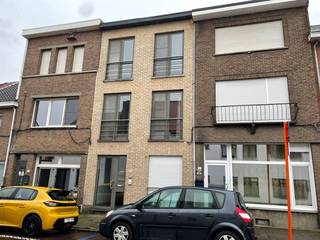 Instapklaar GEMEUBELD appartement op 1eV bestaande uit inkomhall, apart toilet met handenwasser, woonkamer met open ingerichte open keuken, berging/wasplaats, 1 slaapkamer, een modern ingerichte badkamer en een groot zongericht terras. Privatieve berging op gelijkvloers. Geen rokers. De gemeenschappelijke kosten bedragen €10,-/maand. 3 maanden huurwaarborg. Beschikbaar vanaf 15-03-2026.