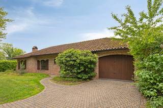 OPENDEURMOMENT MAANDAG 25 MEI VAN 10 TOT 13 UUROntdek deze sfeervolle Provençaalse villa, gelegen in een landelijke en bijzonder rustige omgeving, op...