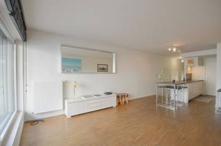 Dit stijlvol tuinappartement bevindt zich in een kleine, standingvolle residentie op een rustige locatie nabij de Zoutelaan.<br />Indeling:<br />Inkomhal met vestiaire en gastentoilet.<br />Volledig ingerichte open keuken met eethoek, grenzend aan een praktische berging/wasplaats.<br />Gezellig salon. Vanuit de leefruimte kan men genieten van een open zicht.<br />De eerste volwaardige slaapkamer beschikt over ingemaakte kasten.<br />Aparte badkamer met ligbad/douche, dubbele wastafel en toilet.<br />Tweede volwaardige slaapkamer, eveneens met ingemaakte kasten, en een aansluitende douchekamer.<br />Beide slaapkamers bieden toegang tot het zonnige terras en de privatieve tuin.<br /><br />Privatieve kelder en gemeenschappelijke fietsenberging aanwezig in de residentie.