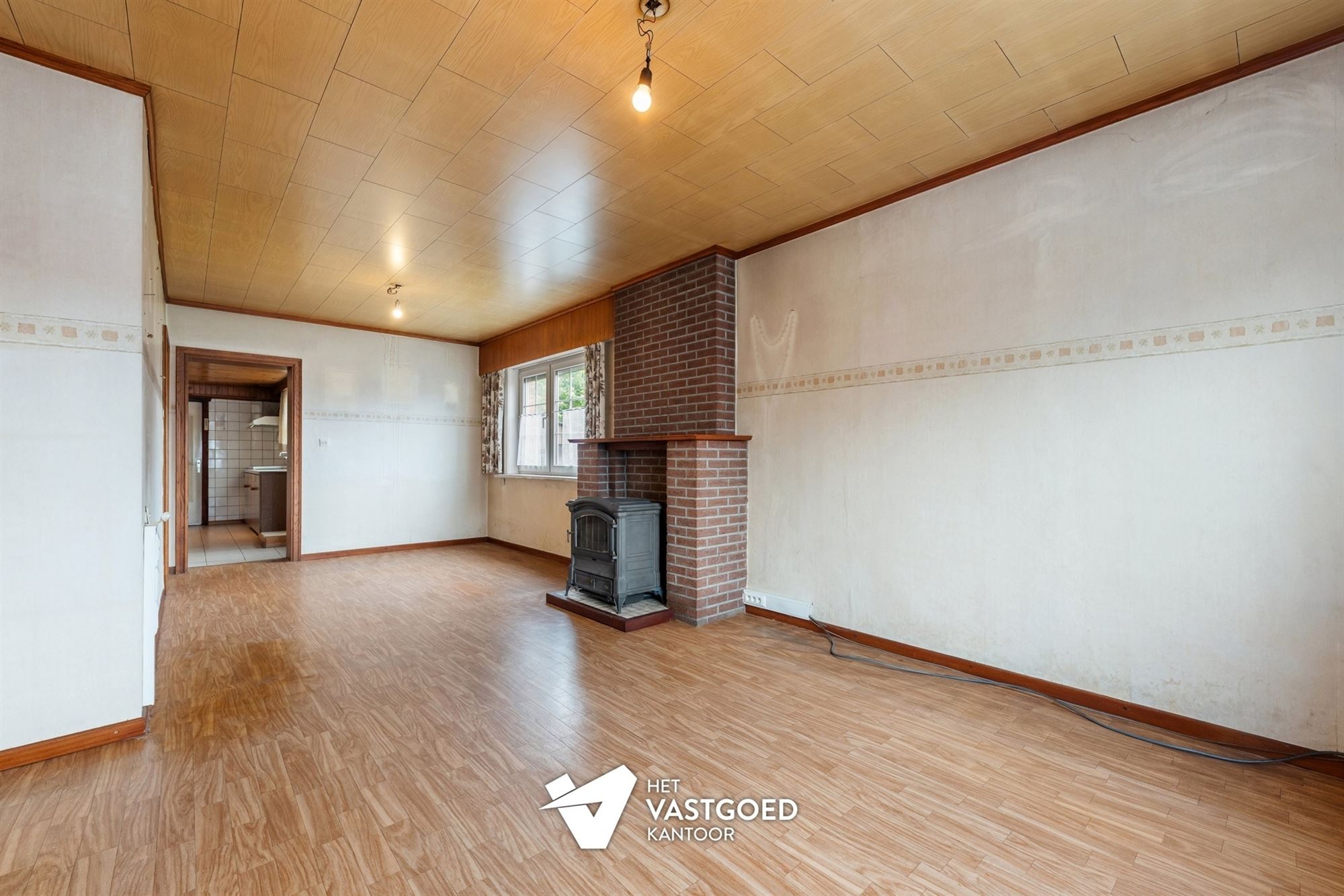 CHARMANTE TE RENOVEREN WONING, RUSTIG GELEGEN OP EEN RUIM PERCEEL VAN 11 ARE. - foto 5