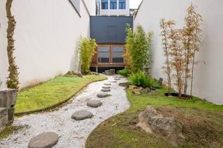 <div>
<div>
<div>
<p>IN OPTIE<br />In een rustige en centraal gelegen straat in hartje Antwerpen vinden we dit karaktervolle herenhuis met een bewoonbare oppervlakte van ca. 409 m². De woning combineert ruimte, licht en flexibiliteit, en is ideaal voor wie wonen en werken graag onder één dak brengt. Op het gelijkvloers bevindt zich een ruime, polyvalente ruimte die vroeger gebruikt werd als designstudio. Deze kan perfect dienen als praktijk, kantoor, atelier of showroom, met rechtstreekse toegang vanaf de straat. Op de eerste verdieping ligt de leefruimte, met een mooie parketvloer en veel natuurlijk licht. Aanpalend bevindt zich de open keuken, waar ook een ruim zuidgericht terras te vinden is. Op de tweede verdieping zijn er twee ruime slaapkamers, een grote dressing en twee badkamers. Er is ook mogelijkheid om een derde slaapkamer in te richten. Op de zolderverdieping bevindt zich een extra slaapkamer en een aparte bergruimte. De woning is volledig onderkelderd en biedt veel extra opslagruimte of de mogelijkheid om de werkruimte verder uit te breiden. Achteraan de woning ligt een verrassende Japanse tuin van 86 m², met een compact zwembad. Deze groene buitenruimte zorgt voor rust en privacy, midden in de stad. Bij het pand horen twee overdekte parkeerplaatsen, beschikbaar voor aankoop aan €40.000 per stuk. Er is ook voorziening mogelijk voor laadpalen. Het dak is zuidgeoriënteerd, wat interessant is voor wie zonnepanelen wil plaatsen. Met andere woorden een bijzonder pand met veel mogelijkheden op een sterk gelegen plek in de stad.<br /><br /><span>Gelegen in hartje Antwerpen. Omringd door verschillende supermarkten, buurtwinkels, scholen en al het moois dat de stad te bieden heeft! Met de wagen kan u hier ook makkelijk het drukke verkeer omzeilen, en zo rustig de stad uitrijden. Binnendoor kan u zich te voet ook binnen de 10 minuten naar het MAS begeven. Verder heeft u ook verschillende mogelijkheden van openbaar vervoer. Kortom, de plaats voor de échte stadsliefhebber.</span></p>
</div>
</div>
</div>