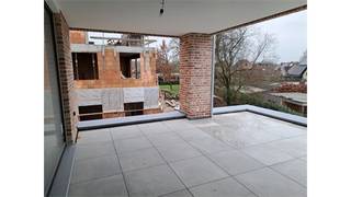 Een ruim en energiezuinig nieuwbouwappartement op de eerste verdieping bestaande uit een woonkamer met open, ingerichte keuken, 3...