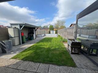 koop: verzorgd appartement met een grote prive tuin, inpandig staanplaatsen en terras in een rustige woonwijk van Zwijndrecht, op wandelafstand van scholen, openbaar vervoer en groenvoorzieningen.
<p> </p>
<p>Dit appartement (bouwjaar 1979) ligt op een ideale locatie met een vlotte verbinding naar Antwerpen en belangrijke invalswegen. Een grote troef is het comfortabel en veilig parkeren zonder parkeerzorgen, met extra opslagruimte inbegrepen. Dankzij de praktische indeling, aangename leefruimte en natuurlijke lichtinval geniet u van een comfortabel woongevoel, perfect voor eigen bewoning of als investering.</p>
<p> </p>
<p>Belangrijkste ruimtes:<br />• Lichte woonkamer met aangename indeling en toegang tot de keuken<br />• Keuken uitgerust met vaatwasser, dampkap, gaskookplaat en elektrische oven<br />• Twee slaapkamers, waarvan één met airco<br />• Badkamer met douche en dubbele wastafel<br />• Apart toilet<br />• Hal met praktische verbinding naar de verschillende ruimtes</p>
<p> </p>
<p>Troeven:<br />• Rustige ligging op wandelafstand van scholen, openbaar vervoer en groenvoorzieningen<br />• Veilig en comfortabel parkeren met extra opslagruimte<br />• Praktische indeling en natuurlijke lichtinval</p>
<p> </p>
<p>Verplicht mee aan te kopen dubbel garage staanplaats met sectionale poort aan 45000 euro!<br />Neem vandaag nog contact op met uw ERA-makelaar voor een bezoek.</p>
<p> </p>
<p>JOUW DROOMAPPARTEMENT. ZO GEVONDEN!</p>