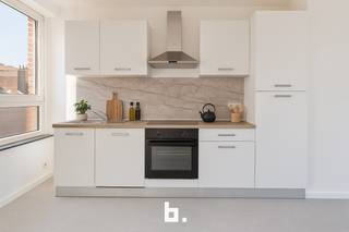 Op een enorm gegeerde locatie in Kortrijk vind je dit net gerenoveerde appartement.<br />Het is een perfect instapklaar appartement, ideaal als eigen woonst of als zorgeloze opbrengsteigendom, waar geen kosten meer te verwachten zijn.<br /><br />Indeling:<br />Via de inkomhal met gastentoilet kom je binnen in de gezellige open leefruimte met volledig uitgeruste open keuken.<br />Verder is er een ruime slaapkamer en een nette badkamer met ligbad/douche en lavabomeubel.<br />Een ideale keuze voor wie in het centrum wil wonen, met alle voorzieningen letterlijk om de hoek.<br /><br />Troeven op een rij:<br /><br />-Volledig gerenoveerd<br />-Lift aanwezig<br />-Uiterst centrale ligging<br />-Gekeurde elektriciteit<br />-Sterk rendement voor investeerders<br /><br />Dit appartement wordt verkocht onder het systeem van START 2 FINISH.<br />Elk prijsvoorstel gelijk of hoger dan deze startprijs wordt voorgelegd aan de verkoper(s) die dit al dan niet kan aanvaarden.<br />Startprijs: 157.000 EUR