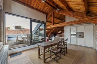 Dakappartement met zonneterras en 'loftallures' gelegen in een rustige straat nabij de Carolus Borromeuskerk en de Kathedraal.   Het appartement...