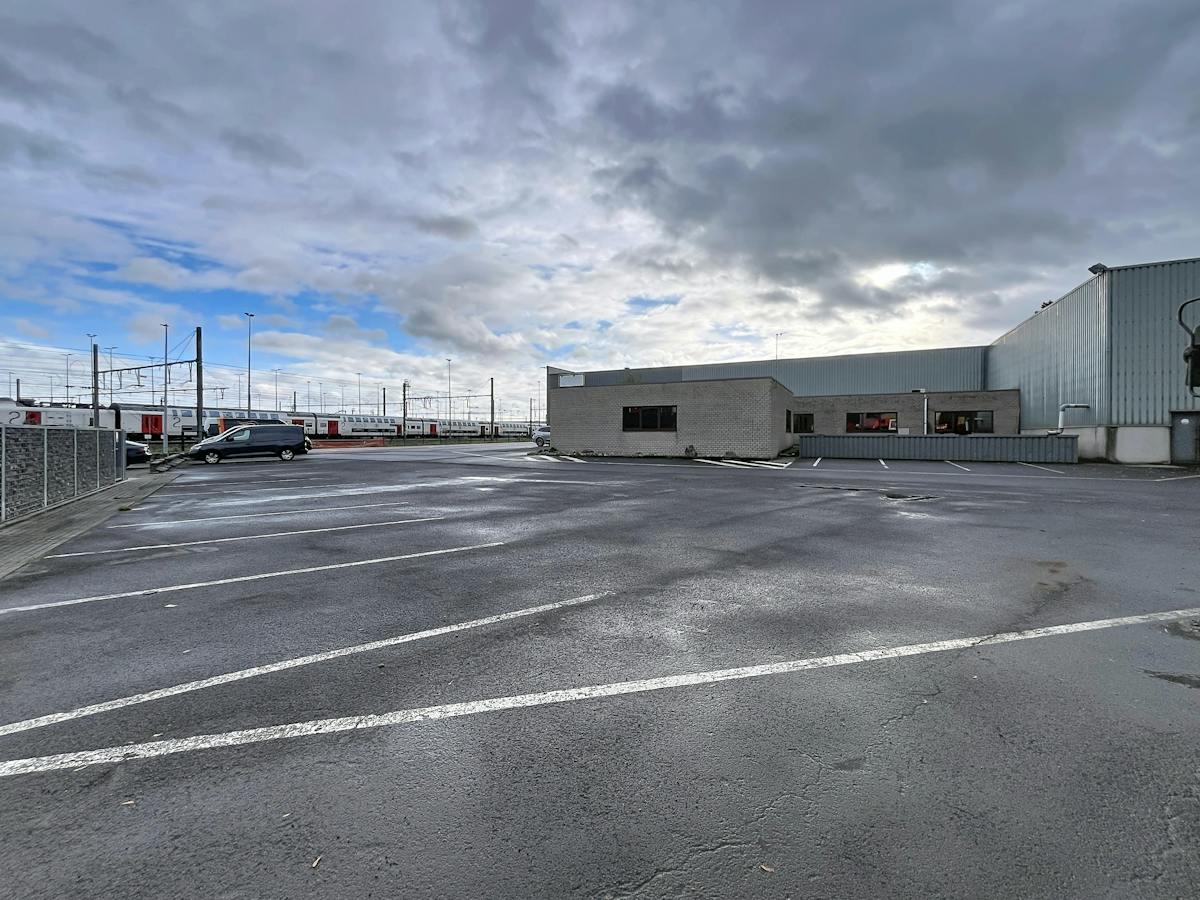 Entrepôts avec bureaux (total 3 876 m²) à louer à Melle - photo 5