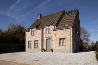 Op het einde van een doodlopende straat, in een rustige en groene omgeving in Oelegem op de grens met Schilde, bevindt zich deze recente...