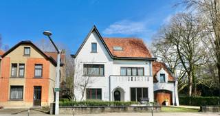 Bent u op zoek naar een professionele locatie voor uw praktijk of kantoor?
Dit instapklare handelspand biedt tal van mogelijkheden en is ideaal voor vrije beroepen, medische of paramedische praktijken, consultancy of kantooractiviteiten.
De bureau/praktijkruimte heeft een oppervlakte van 37m2. Deze zijn verdeeld in 2 aparte ruimtes.
Er zijn ook nog 2 andere ruimtes beschikbaar, en het volledig pand met 3 praktijkruimtes kan ook in zijn geheel gehuurd worden.
Het pand beschikt over drie afzonderlijke praktijkruimtes of burelen, een gemeenschappelijke wachtruimte , een toilet, een kitchenette/berging.
Vooraan het gebouw bevindt zich 2 gemeenschappelijke parkeerplaatsen.
Het handelspand geniet van een centrale ligging en biedt een uitstekende zichtbaarheid, ideaal voor diverse handels- of dienstverlenende activiteiten.
Dankzij de vlotte bereikbaarheid en de ruime parkeergelegenheid in de directe omgeving is het pand gemakkelijk toegankelijk. Bovendien bevindt het zich op wandelafstand van het centrum van Eeklo.
Interesse in dit centraal gelegen handelspand? Stuur een e-mail naar verhuur@vastgoedunicum.be of bel naar Unicum 09/366 16 15.