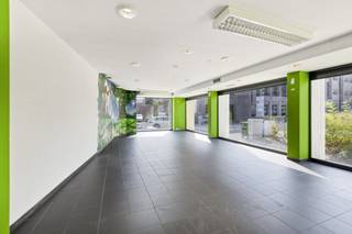 De grote vitrine aan de straatzijde biedt maximale zichtbaarheid voor voorbijgangers en potentiële klanten. Het gelijkvloers is volledig open en kan volledig naar eigen wens en functie ingericht worden – perfect voor ondernemers die op zoek zijn naar een commerciële toplocatie in Hasselt.Bovendien bevindt het pand zich vlakbij het Capucienenplein, een rustige groene zone die zorgt voor een aangename sfeer in deze bruisende stadsomgeving. Parkeerproblemen zijn er niet: je geniet van een parkeermogelijkheid dankzij de nabijgelegen TT-parking.Troeven van deze commerciële ruimte:- 428 m² bruikbare vloeroppervlakte op het gelijkvloers- Gelegen in het centrum van Hasselt, binnen de kleine ring- Zeer brede vitrine voor maximale visibiliteit- Geschikt als winkelruimte, kantoor of showroom- TT Parking op wandelafstand voor medewerkers en klantenInteresse in deze commerciële ruimte te koop in Hasselt centrum? Neem vandaag nog contact op voor meer info of een bezichtiging op 011305054!