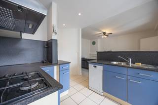 <strong>Gezellig 2-slaapkamer appartement op de zeedijk van Oostende</strong><br /><br />- Topligging aan de zeedijk<br />- Lichtrijke leefruimte met open keuken<br />- 2 volwaardige slaapkamers<br />- Badkamer met douche<br />- Aparte berging<br />- Privatieve kelder inbegrepen<br />- Terras aanwezig<br /><br />Het dak en beide gevels werden recent volledig gerenoveerd en geïsoleerd. <br /><br />Ideaal als vaste woonst of tweede verblijf aan zee!