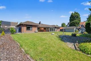 <p><span>Ruime laagbouwwoning op een mooi perceel van 1.373m²</span></p><p><span> </span></p><p><span>Dit betreft een uitstekend gelegen open bebouwing type bungalow met o.a. 2 slaapkamers en een dubbele garage.</span></p><p><span>De woning is gelegen in een residentiële woonstraat en beschikt over een zeer vlotte mobiliteit richting Antwerpen, Gent, Sint-Niklaas &amp; Hulst door de nabijheid van E34 en N403. </span></p><p><span>Tevens heeft het perceel een straatbreedte van ca. 48m waardoor er zeer veel mogelijkheden zijn naar uitbreiding of projectontwikkeling toe. </span></p><p><span>De onberispelijke staat van onderhoud, het veelzijdige vloerplan en het interessante perceel zijn slechts enkele van de troeven.</span></p><p><span> </span></p><p><span>INDELING</span></p><p><span>Oprit met plaats voor meerdere wagens.</span></p><p><span>Inkomhal.</span></p><p><span>Ruime woonkamer met veel lichtinval een 100% interactie tot de tuin.</span></p><p><span>Aparte keuken met ruimte voor eettafel.</span></p><p><span>Verscheidene bergruimten aan de keuken.</span></p><p><span>Apart toilet.</span></p><p><span>2 slaapkamers.</span></p><p><span>Badkamer met inloopdouche, lavabomeubel en toilet.<br />Veranda met deels overdekt terras.</span></p><p><span>Dubbele garage met extra bergruimte.</span></p><p><span>(Berg)zolder over de gehele oppervlakte van de woning.</span></p><p><span>Zeer ruime en aangename tuin.</span></p><p><span> </span></p><p><span>EXTRA</span></p><p><span>Bouwjaar 1985, in onberispelijke staat van onderhoud. </span></p><p><span>ALU ramen met dubbele beglazing en rolluiken.</span></p><p><span>Airco voorzien in verscheidene ruimtes.</span></p><p><span>CV op aardgas.</span></p><p><span>Straatbreedte van ca. 48m.</span></p><p><span>Uitstekend gelegen op de grens Sint-Pauwels/Kemzeke op wandelafstand van centrum Kemzeke.</span></p><p><span>Zeer vlotte mobiliteit via E34 (Antwerpen-Gent), N403 (St-Niklaas-Hulst) en lokale invalswegen.</span></p><p><span> </span></p><p><span>EPC: 362kWh/m² - Label D</span></p><p><span>Wg - Vg - Gvv - Gvkr - Gmo</span></p><p><span> </span></p><p><span> </span></p>