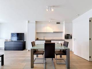Dit tweeslaapkamer appartement op de 3e verdieping te huur bevindt zich in een nieuwbouw project in wijk Zurenborg, in de Tweelingenstraat, een zijstraat van de Plantin en Moretuslei. <br /><br />Gezellige cafés, restaurants en winkels liggen in de buurt. De nabijheid van het openbaar vervoer en belangrijke invalswegen zorgen voor een goede bereikbaarheid van en naar Antwerpen. <br /><br />Indeling appartement op de derde verdieping met lift:<br />- inkomhal <br />- woonkamer<br />- keuken afgewerkt met alle nodige toestellen: combi-oven, inductiekookplaat, vaatwasser, koelkast en aparte diepvries.<br />- badkamer met inloopdouche, dubbele lavabo en toilet<br />- 2 slaapkamers<br />- apart toilet<br />- berging met aansluiting voor wasmachine.<br />- terras<br /><br />Extra troeven:<br />- terras <br />- epc: A<br />- uitstekende bereikbaarheid<br />- lichtarmaturen geplaatst<br />- beschikbaar vanaf 01/10/2026<br />- mogelijkheid om ondergrondse autostaanplaats en ruime kelderberging bij te huren aan € 100 per maand. <br /><br />De maandelijkse kosten bedragen € 120 per maand voorschot voor het liftgebruik en onderhoud van de gemeenschappelijke delen. <br /><br />Bent u geïnteresseerd in dit appartement te huur te Antwerpen? Aarzel dan niet om contact met ons op te nemen. Wenst u uw eigendom ook te koop of te huur te stellen? We helpen u graag verder. Steeds tot uw dienst om u verder te helpen met al uw vragen over vastgoed.