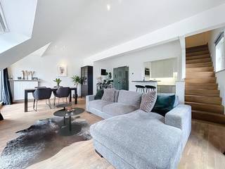 Gezellig duplex-appartement met prachtig zicht bestaande uit een inkomhal met afzonderlijk toilet, lichtrijke leefruimte met eet-en zithoek +...