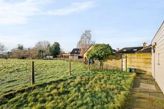 <p>In het centrum van Vrasene vinden we deze solide woning met 2 slaapkamers, een uitzonderlijk grote garage en vooral: een structuur die meerdere toekomstscenario’s toelaat.</p><p>De woning beschikt over een leefruimte, een aparte keuken, twee volwaardige slaapkamers en een functionele badkamer. Achteraan bevindt zich een leuke tuin met open zicht, ideaal voor wie rust zoekt of extra buitenruimte wil creëren.</p><p>Wat dit pand echt onderscheidt, is het potentieel:</p><p>- uitbreidingsmogelijkheden</p><p>- herinrichting naar een hedendaagse gezinswoning</p><p>- of zelfs het opnieuw afsplitsen in twee entiteiten (onder voorbehoud van vergunning)</p><p>Daarnaast is er een zeer grote garage met automatische poort, perfect voor zelfstandigen, hobbyisten of wie nood heeft aan opslagruimte.</p><p>Troeven op een rij:</p><p>- 2 slaapkamers</p><p>- Grote garage met veel gebruiksmogelijkheden</p><p>- Leuke tuin met open achterzicht</p><p>- Structuur met uitbreidings- of opsplitsingspotentieel</p><p>- Centrale ligging in Vrasene, vlot bereikbaar</p><p>Contacteer ons voor meer info of een bezoek ter plaatse.</p>