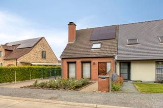 <p>Immo Pické biedt U deze zeer rustig en goed gelegen driegevelwoning aan in Halle (Essenbeek), gelegen in de onmiddellijke omgeving van winkels, scholen, openbaar vervoer en belangrijke verbindingswegen. Deze zeer goed onderhouden woning bestaat op het gelijkvloers uit een inkomhal met apart gastentoilet, een mooie woonkamer met aansluitende keuken en een berging, ideaal als stockageruimte en wasplaats. Op de verdieping bevinden zich een nachthal, 3 slaapkamers (14 m², 12,50 m² en 9 m²) en een badkamer met ligbad, dubbele lavabo en toilet. Bovendien beschikt de woning over een zolder, ideaal voor extra stockage. Achter de woning bevindt zich een aangenaam terras en een zeer mooie, perfect onderhouden tuin. Daarnaast is er aan de linkerzijde van de woning plaats om meerdere auto’s te parkeren. Op technisch vlak beschikt deze woning eveneens over verschillende troeven, waaronder een gunstige EPC-score met label B (158 kWh/m²jaar), centrale verwarming op gas met een condensatieketel van 2014, een speksteenkachel die bijdraagt aan extra warmte en gezelligheid, en 6 zonnepanelen die zorgen voor een lagere energiekost. De woning is beschikbaar uiterlijk twee maanden na de akte. Bij vragen of interesse in een bezoek, aarzel dan zeker niet om ons kantoor te contacteren.</p>