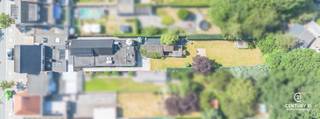 <h3>Uitzonderlijke handels- en woongelegenheid met tuin én meer dan 500 m² bruikbare oppervlakte</h3>
<p>Een eigendom als deze komt zelden op de markt. Deze volledig ingerichte en uitstekend onderhouden bakkerij wordt als vastgoed te koop aangeboden, met de mogelijkheid om desgewenst ook de volledige inventaris en het machinepark over te nemen. Voor wie de bestaande activiteit wil voortzetten, ligt hier dan ook een bijzonder interessant instapklaar verhaal klaar: een verzorgde inrichting, kwaliteitsvolle en goed onderhouden machines en alle ruimte om onmiddellijk aan de slag te gaan.</p>
<p>Maar ook voor ondernemers met een geheel andere visie biedt deze eigendom uitzonderlijk veel mogelijkheden. Met een bruikbare oppervlakte van meer dan 500 m², gelegen op een perceel van circa 1.208 m², leent het pand zich dankzij zijn omvang, indeling en uitstekende bereikbaarheid voor tal van commerciële, ambachtelijke of professionele activiteiten.</p>
<p>De ligging aan een goede verbindingsweg vormt daarbij een belangrijke troef. Bovendien beschikt het geheel over een verrassend mooie tuin, waardoor werken en wonen hier op een bijzonder aangename manier kunnen worden gecombineerd.</p>
<p>Een bijkomend en bijzonder waardevol pluspunt is de volwaardige woning die in het geheel geïntegreerd is en over een eigen afzonderlijke toegang beschikt. Op het gelijkvloers bevindt zich een ruime woonkamer met aansluitend een volledig geïnstalleerde keuken. Op de verdieping zijn drie ruime slaapkamers en een badkamer voorzien. Zelfs de geïsoleerde zolderverdieping biedt nog bijkomende mogelijkheden: door het voorzien van een vaste trap kan deze verder bij het woonvolume worden betrokken en ingericht als extra slaapkamer, hobbyruimte, bureau of polyvalente ruimte.</p>
<p>Hierdoor ontstaat een unieke combinatie van commerciële ruimte, werkruimte én comfortabel wonen op één locatie, met behoud van de nodige privacy en bovendien nog interessante uitbreidingsmogelijkheden.</p>
<p>De eigendom verkeert in een uitstekende staat van onderhoud en biedt zowel voor de bestaande activiteit als voor een volledig nieuwe invulling een bijzonder sterke basis.</p>
<p>Zo’n combinatie van oppervlakte, ligging, wooncomfort, tuin en zakelijke mogelijkheden vindt u niet elke dag. Uw interesse geprikkeld? We laten u deze uitzonderlijke eigendom graag persoonlijk ontdekken.</p>