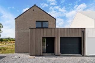 Contact : maxime.vandenabbeele@weinvest.be - 0494 05 23 55. À la recherche d'une maison neuve alliant confort, modernité et performance énergétique ? Dès le hall d'entrée, une habitation lumineuse aux volumes bien pensés vous attend. Le rez-de-chaussée propose un bel espace de vie ouvert réunissant salon, séjour et cuisine, dans une ambiance conviviale. Il dispose aussi d'un WC indépendant, d'un espace polyvalent (bureau, buanderie ou rangement) et d'un garage. À l'étage, trois belles chambres et deux salles d'eau offrent un agencement idéal pour une famille ou toute personne recherchant espace et praticité. Construite selon les standards actuels, cette maison bénéficie d'équipements performants : pompe à chaleur avec chauffage au sol, panneaux photovoltaïques, ventilation double flux et châssis à haut rendement, pour un excellent confort thermique et une maîtrise des  consommations. Déjà construite et prête à l'emploi, elle permet de profiter immédiatement des avantages du neuf, sans les contraintes de travaux. À proximité de Florennes et Philippeville, elle bénéficie d'un cadre calme et verdoyant, idéal pour qui recherche la tranquillité tout en restant proche des commodités. Une maison neuve, moderne et économe, pensée pour le confort et la sérénité au quotidien.<br />PEB A+, électricité conforme. <br />Son prix ? Faire offre à partir de 377.000€.<br />Annonce à titre indicatif et non contractuelle.