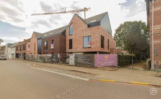 WERKEN GESTART<br /><br />In het rustige Hingene wordt Residentie Haelenhof opgetrokken, een stijlvol en energiezuinig woonproject. Volgens velen de mooiste deelgemeente van Bornem door zijn gezellige centrum, kasteel d'Ursel en het rondomliggend park. De residentie is gelegen op een centrale locatie nabij de N16 en op wandelafstand van winkels, scholen en openbaar vervoer.<br /><br />De architectuur combineert strakke lijnen, grote raampartijen en kwalitatieve afwerking in een kleinschalige residentie met veel aandacht voor wooncomfort.<br /><br />Het project zal bestaan uit 9 hedendaagse appartementen, telkens met een functionele indeling, veel lichtinval en eigen buitenruimte.<br />De ondergrondse verdieping is voorzien van parkeerplaatsen en private bergingen.<br />Achteraan het gebouw vinden we tevens een gemeenschappelijke fietsen- en tuinberging terug.<br /><br />De units zullen bijna-energieneutraal zijn en meer dan voldoen aan de huidige energienormen (E-peil ≤ 30). Er wordt oa. gebruik gemaakt van vloerverwarming via een geothermische warmtepomp, een ventilatiesysteem type D en thermische en akoestische isolatie.<br /><br />Alle appartementen genieten van een ruim terras en de gelijkvloers appartementen genieten daarenboven van een mooie tuin.<br />Er wordt gestreefd naar een kwalitatieve afwerking tot in de puntjes.<br /><br />De constructiewaarde kan aangekocht worden aan 6% BTW, indien je voldoet aan de voorwaarden.<br /><br />Wenst u meer informatie over dit kwalitatieve project?<br />Contacteer ons gerust via yordi@julimmo.be of 0473 76 18 07.